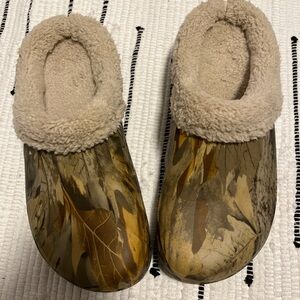 Cozy Camouflage Clog Slippers with plush lining